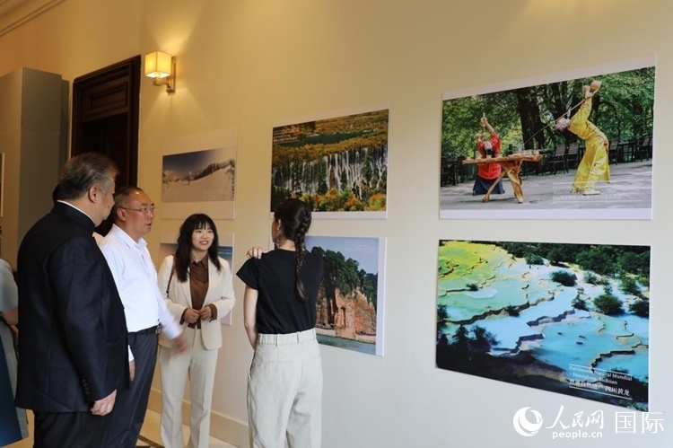 四川省文化和旅游廳副廳長(zhǎng)王成平、墨西哥松林文化中心展覽部主任盧西亞·恩里克斯·岡薩雷斯·薩拉維亞、墨西哥中國(guó)文化中心主任石岳文參觀圖片展。拍攝者為墨西哥分社外籍雇員埃內(nèi)斯托·多明戈斯