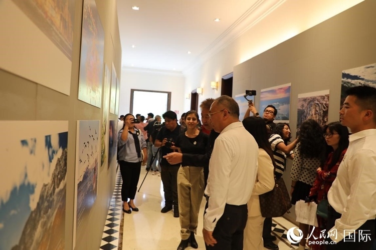 參觀者在圖片展活動(dòng)現(xiàn)場(chǎng)。拍攝者為墨西哥分社外籍雇員埃內(nèi)斯托·多明戈斯