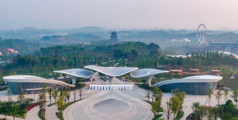 這是成都世園會(huì)主會(huì)場(chǎng)入口（無(wú)人機(jī)照片，2024年4月14日攝）。新華社記者 江宏景 攝