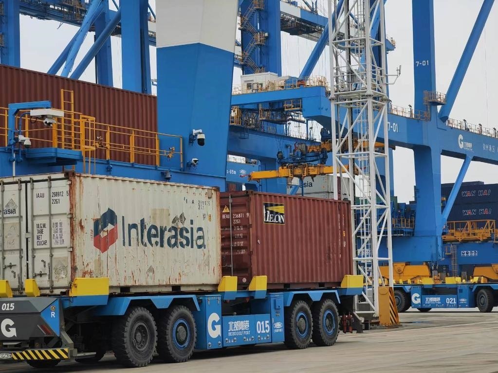 在欽州自動(dòng)化集裝箱碼頭，智能導(dǎo)引運(yùn)輸車在運(yùn)送集裝箱。新華社記者趙歡 攝