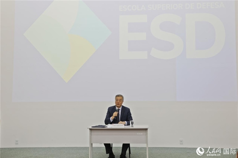 當(dāng)?shù)貢r間4月23日，中國駐巴西大使祝青橋應(yīng)邀在巴西高等防務(wù)學(xué)院作專題講座，全面介紹中國外交和國防政策、經(jīng)濟形勢及中巴關(guān)系前景。 人民網(wǎng)記者 陳一鳴攝