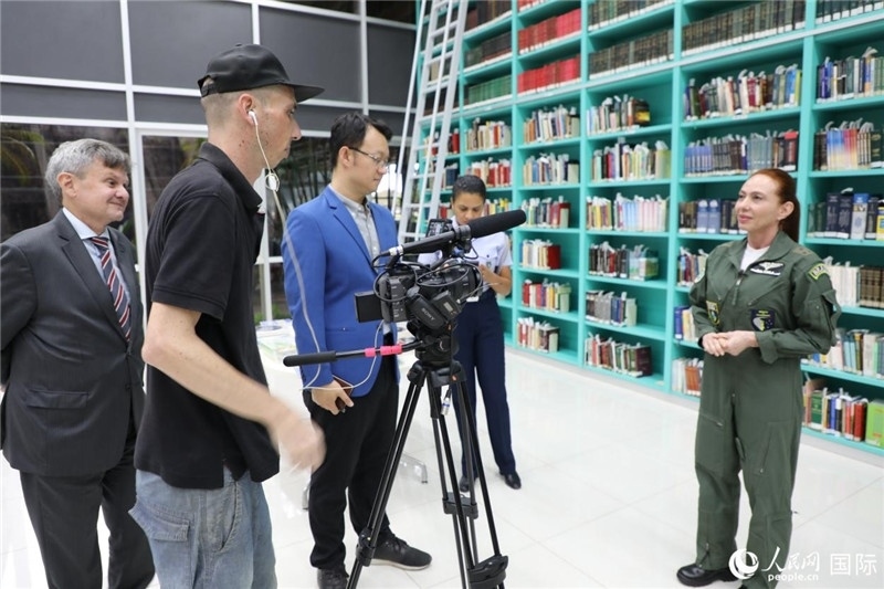 巴西高等防務(wù)學(xué)院院長卡拉·利里奧·馬丁斯接受了人民網(wǎng)的視頻采訪。 人民網(wǎng)記者 陳一鳴攝