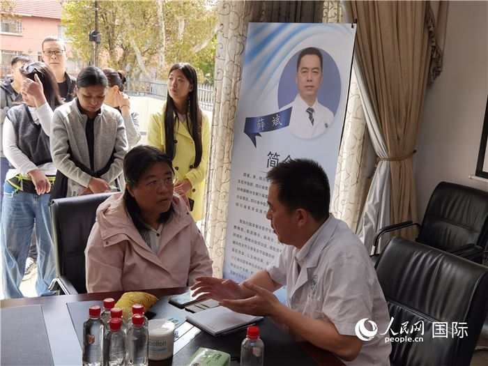 中醫(yī)專家為當?shù)厝A僑華人提供中醫(yī)咨詢和診療服務(wù)。 （本報記者 楊謳 攝）