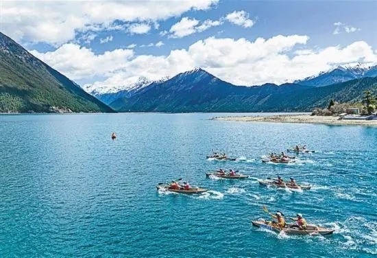 2024年4月20日，2024年巴松措國際漂流公開賽的選手在比賽中。 新華社記者 孫非攝