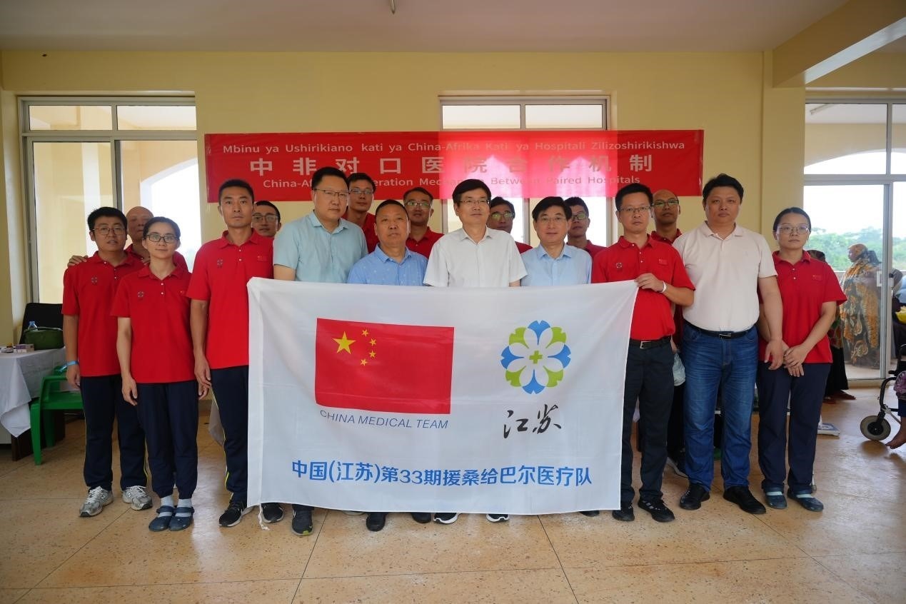 揚州市衛(wèi)健系統(tǒng)代表團和醫(yī)療隊在義診現場合影。中國援桑醫(yī)療隊供圖