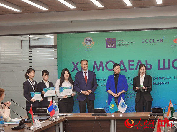 中國代表榮獲“最佳代表”獎。人民網(wǎng)記者 李強(qiáng)攝