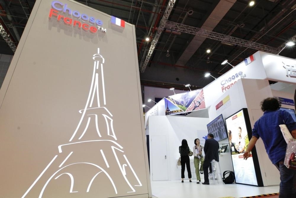 2019年11月5日，第二屆中國國際進口博覽會在上海國家會展中心開幕。這是參觀者走過法國國家館。新華社記者 張玉薇 攝