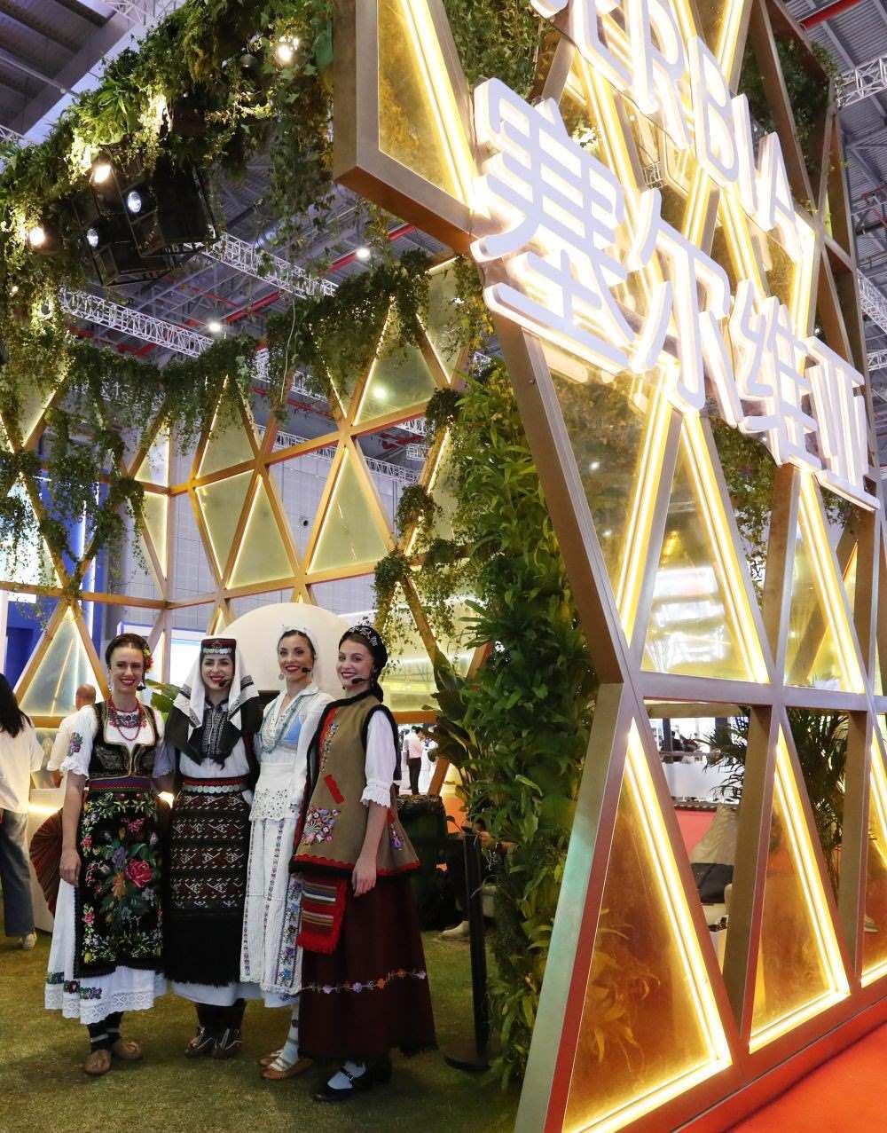 2023年11月6日，身著傳統(tǒng)服飾的演職人員在上海進博會國家展塞爾維亞展臺迎接參觀者。第六屆進博會國家展全面恢復線下舉辦，洪都拉斯、塞爾維亞、越南、南非、哈薩克斯坦作為本屆進博會主賓國在國家展亮相。新華社記者 方喆 攝