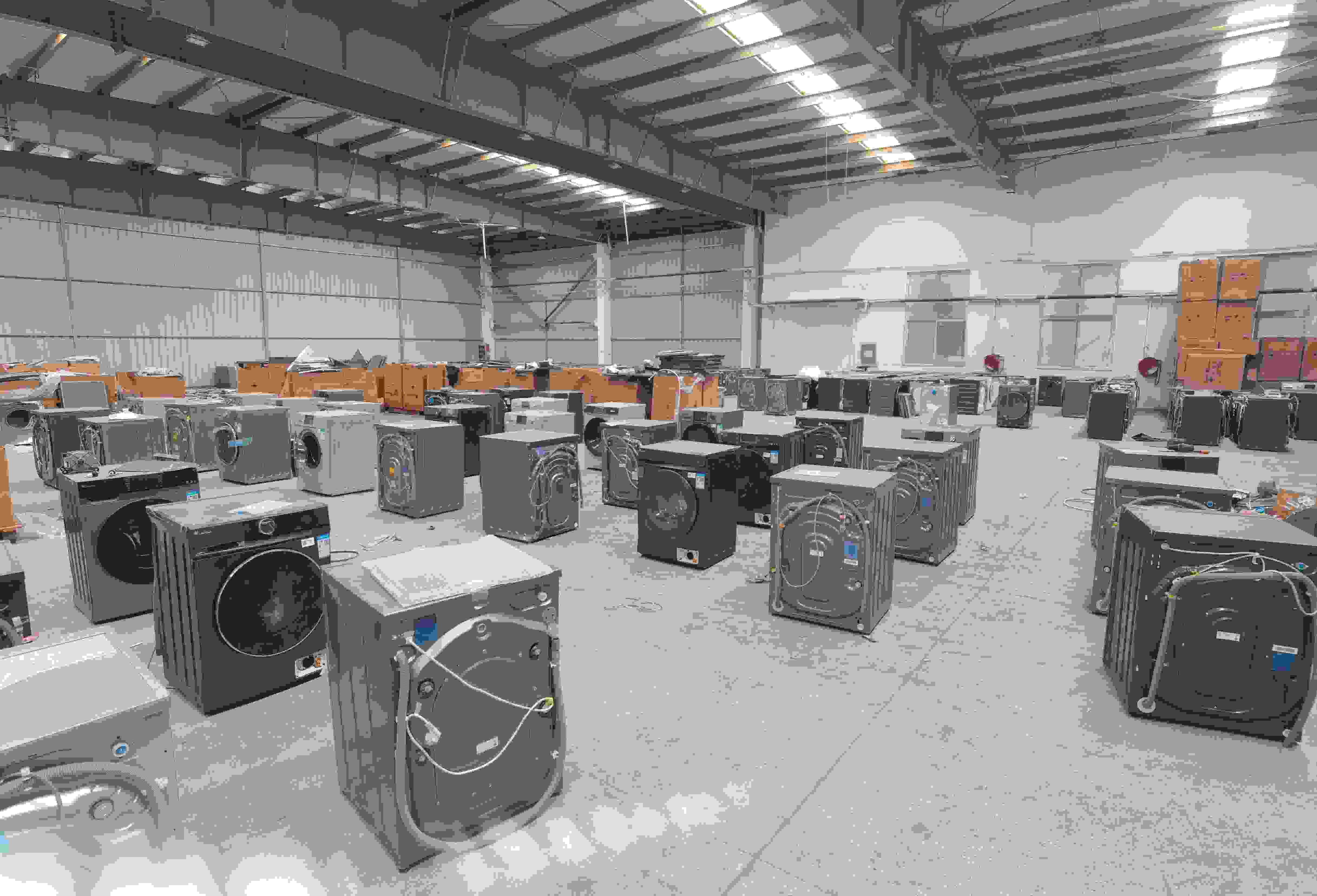 專案組民警查扣涉案場所及假冒知名品牌洗衣機(jī)。巨野警方供圖