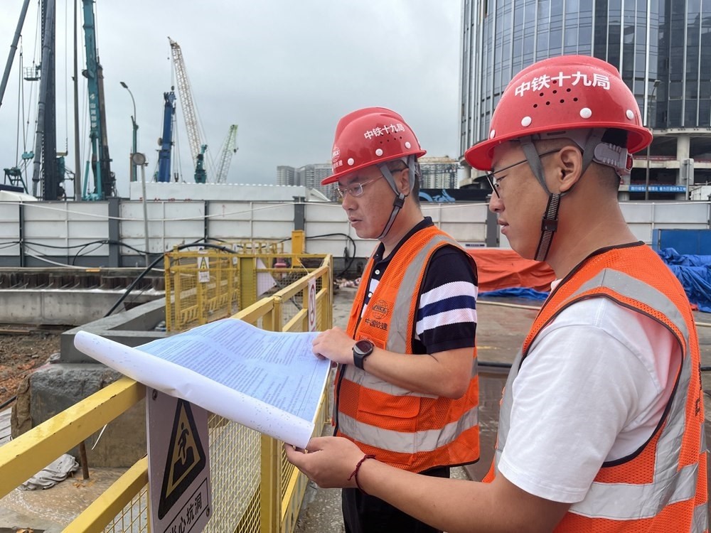2024年4月26日，深圳市五一勞動獎?wù)芦@得者、中鐵十九局軌道公司項目副經(jīng)理夏荔（左）在穗莞深城際鐵路前皇段皇崗口岸站建設(shè)現(xiàn)場忙碌。新華社發(fā)