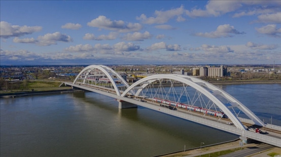 △2024年3月12日，一列火車運行在匈塞鐵路塞爾維亞境內(nèi)貝諾段諾維薩德多瑙河大橋上。