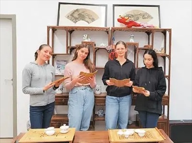 匈中雙語學校的學生胡靈月(左一)、宋智孝(右二)學習中國茶文化。