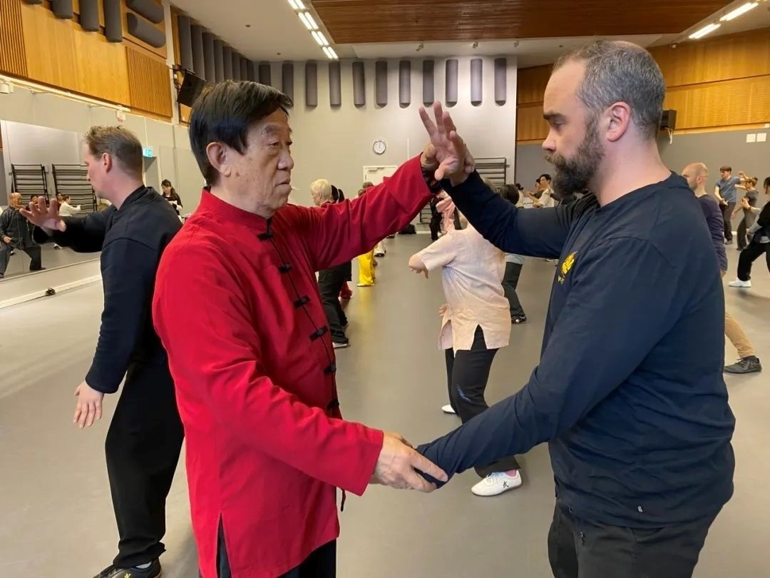 陳正雷老師親自示范指導。斯德哥爾摩中國文化中心供圖
