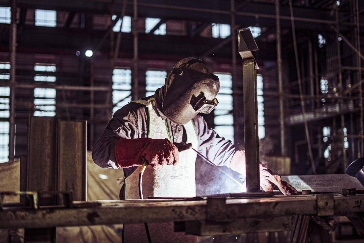 工人在沙特國王港項目現(xiàn)場進行焊接操作。山東電建供圖