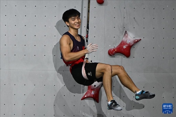 2024年4月13日，在江蘇吳江舉行的2024年國際攀聯(lián)攀巖世界杯（吳江站）男子速度決賽中，中國選手伍鵬獲得冠軍。圖為中國選手伍鵬在決賽后慶祝。新華社發(fā)（王須中攝）