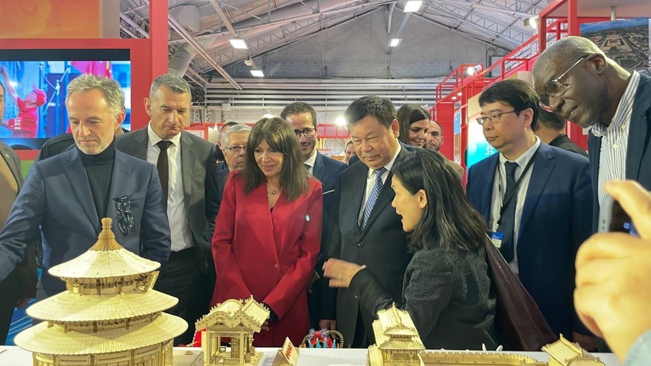 巴黎市市長安妮·伊達(dá)爾戈參觀展覽。主辦方供圖