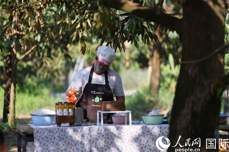 工作人員正在準(zhǔn)備特色果汁。人民網(wǎng)記者 白元琪攝