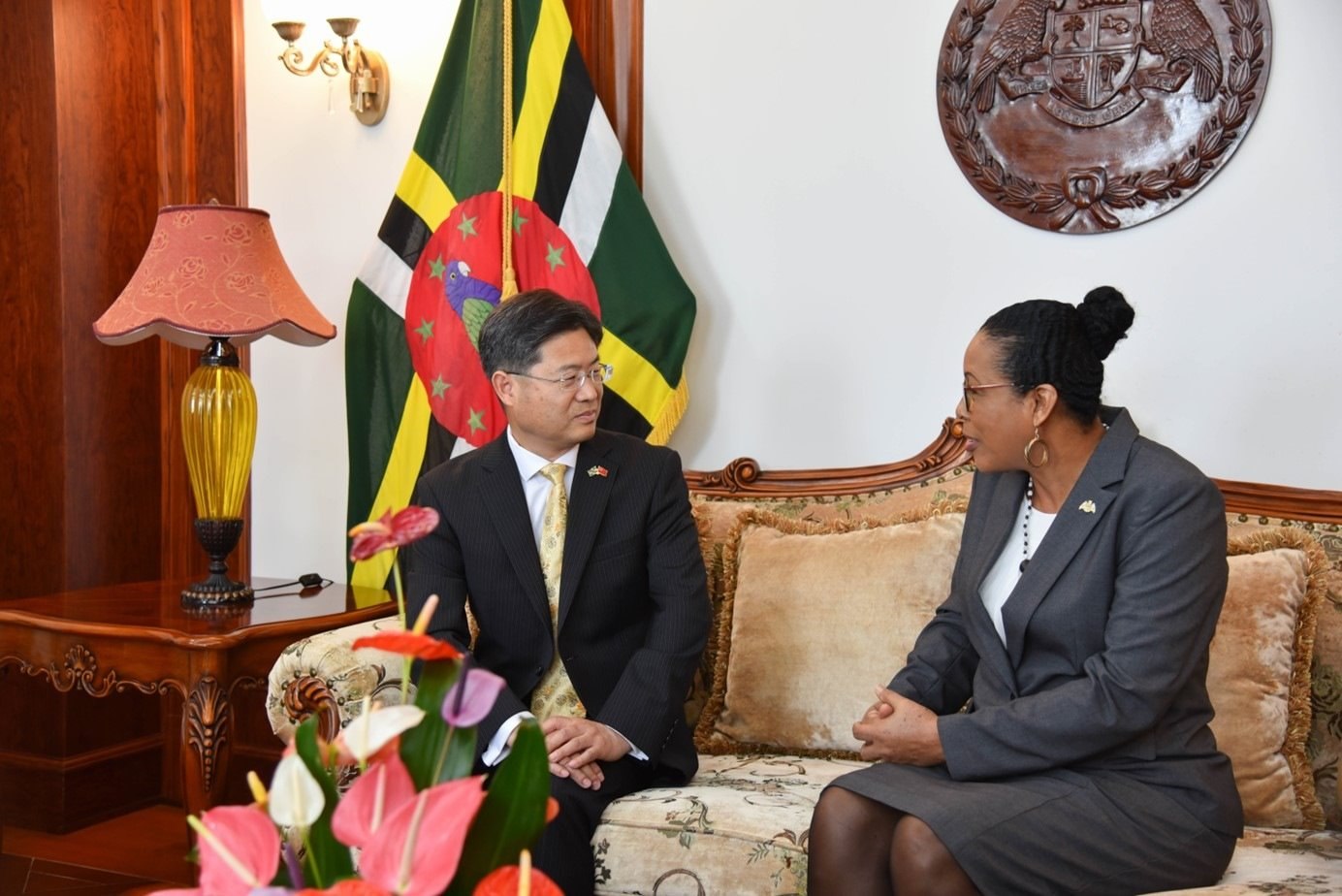 當(dāng)?shù)貢r間5月3日，中國新任駐多米尼克大使儲茂明（左）向多總統(tǒng)伯頓遞交國書。 中國駐多米尼克大使館供圖