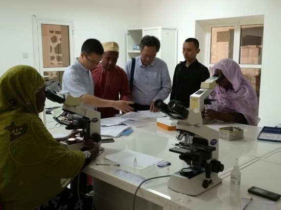 廣州中醫(yī)藥大學(xué)青蒿抗瘧援外醫(yī)療隊(duì)考察科摩羅國(guó)家瘧疾防治中心實(shí)驗(yàn)室。