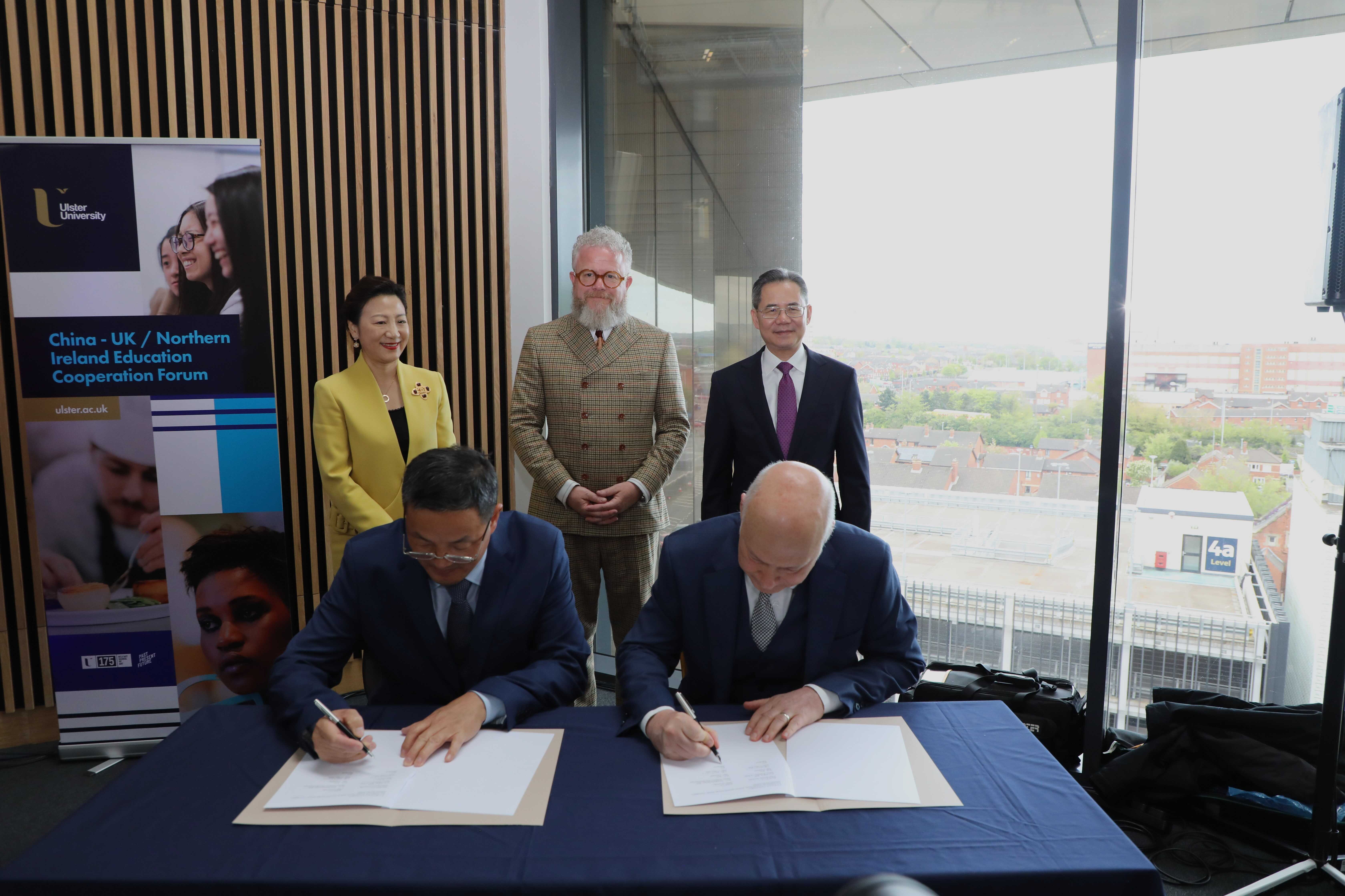 湖北師范大學(xué)同奧斯特大學(xué)簽署共建教育語(yǔ)言文化交流中心的協(xié)議現(xiàn)場(chǎng)。中國(guó)駐英國(guó)大使館供圖