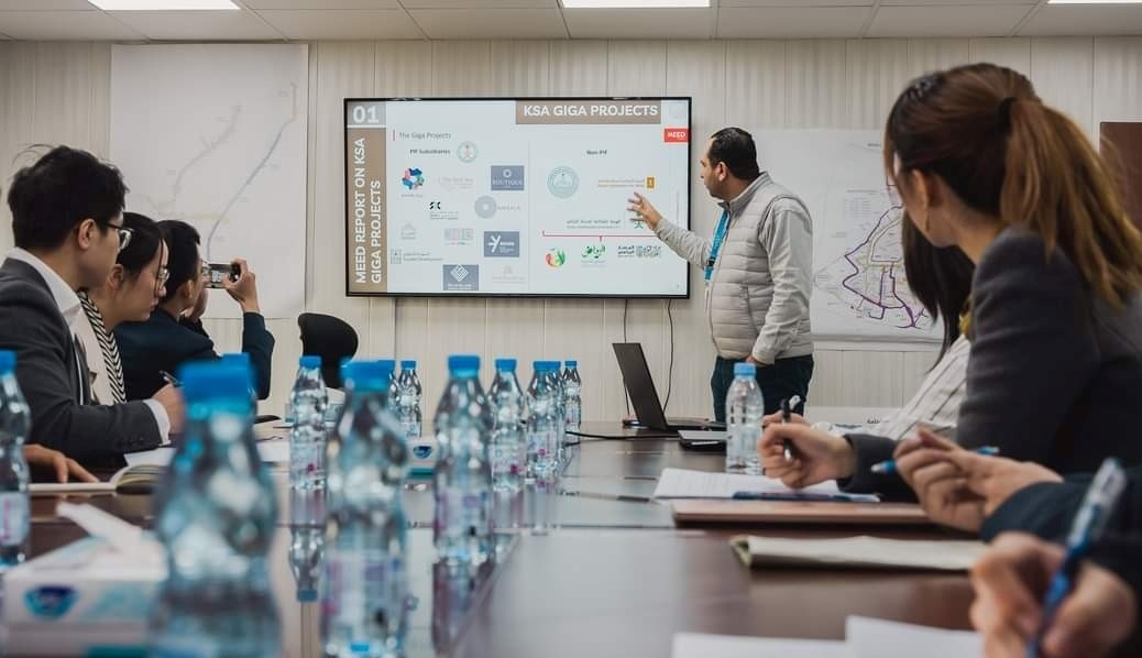 德亞（右三）在和員工開會。中建中東沙特分公司供圖