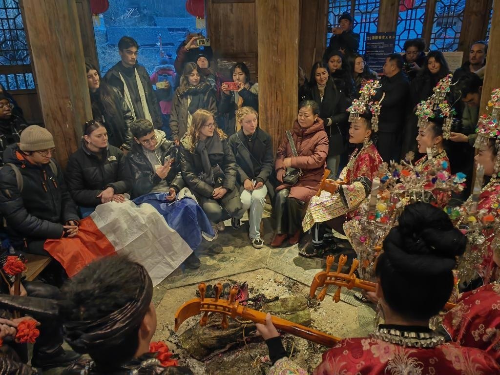 法國青年在榕江體驗(yàn)民俗文化。新華社記者 羅羽 攝