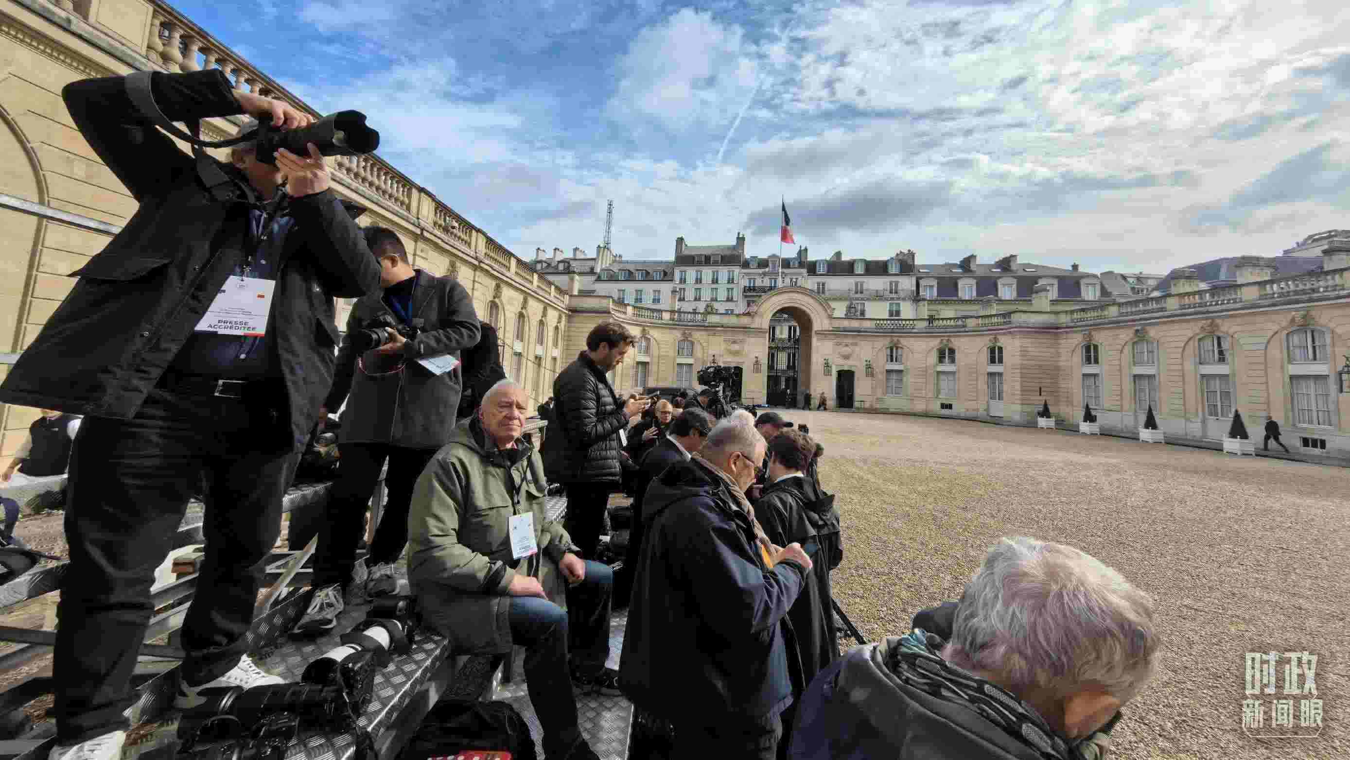 △媒體記者密切關(guān)注當天活動。（總臺央視記者陸泓宇拍攝）