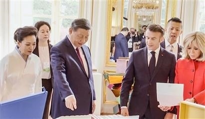 △當(dāng)?shù)貢r(shí)間5月6日下午，在中法領(lǐng)導(dǎo)人會(huì)談前，習(xí)近平主席向馬克龍總統(tǒng)贈(zèng)送中國翻譯的法國小說。