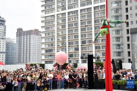 5月7日，演員在長沙國金中心表演木偶劇。新華社記者 陳振海 攝