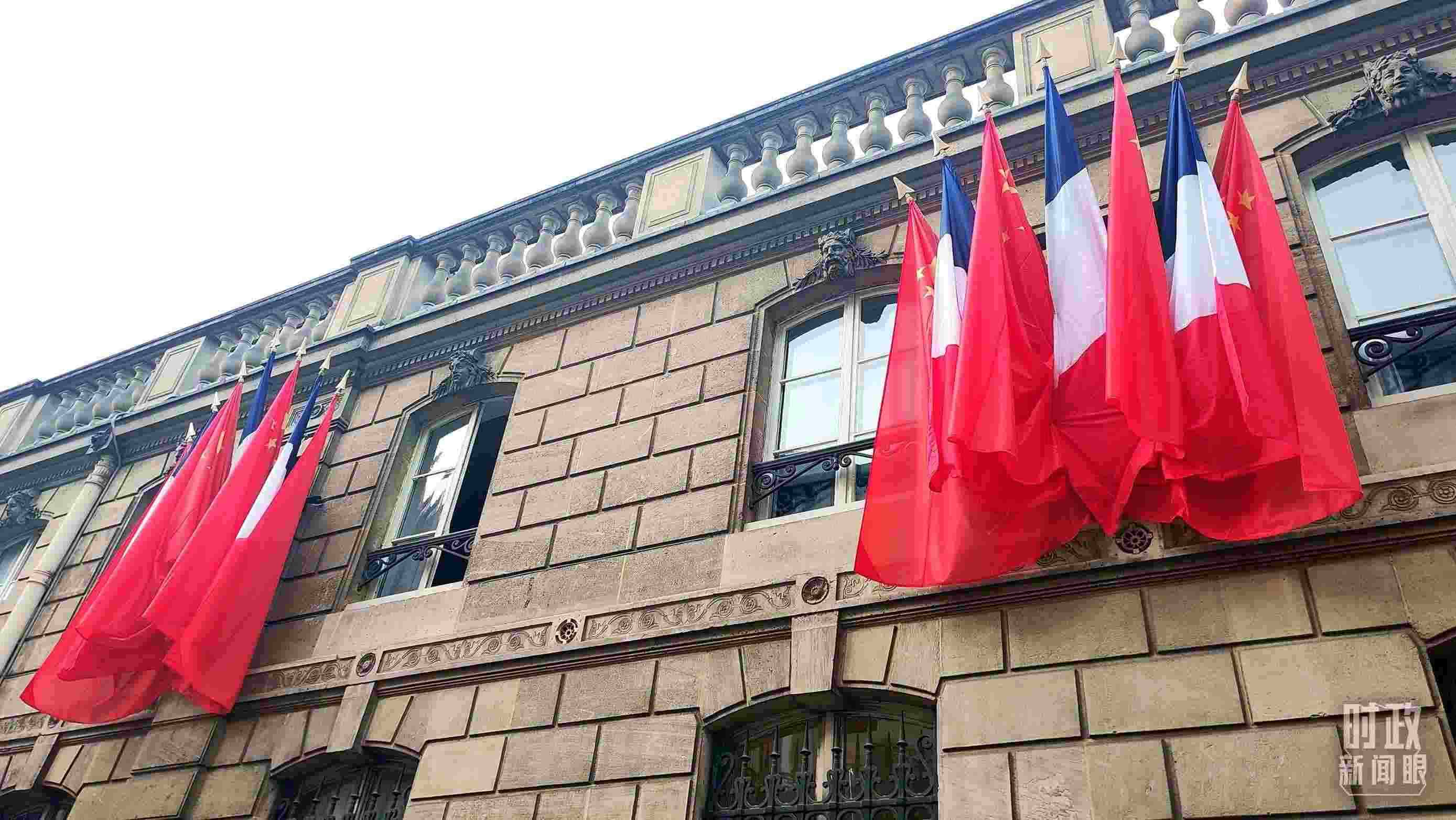 △中法歐領(lǐng)導人三方會晤地點——愛麗舍宮懸掛中法兩國國旗。（總臺央視記者劉琦拍攝）