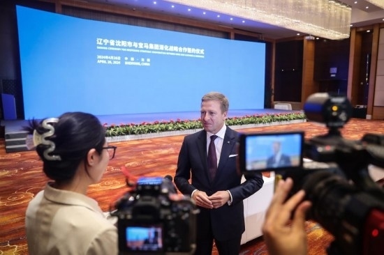 4月26日，寶馬集團董事長齊普策接受采訪。新華社記者 潘昱龍 攝