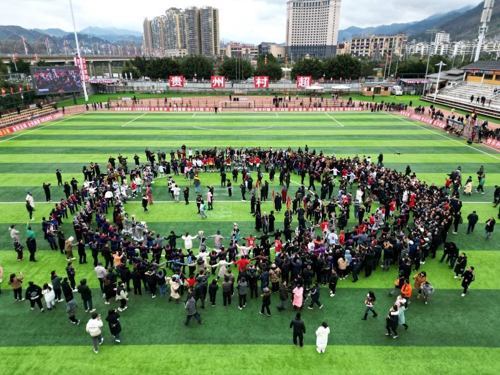 比賽結(jié)束后，兩隊(duì)隊(duì)員、親友團(tuán)和大批觀眾手拉手跳起侗族舞蹈。新華社發(fā)（王炳真攝）