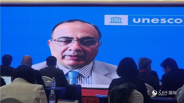 聯(lián)合國教科文組織駐華代表處代表夏澤翰通過視頻致辭。人民網(wǎng)記者 萬宇攝