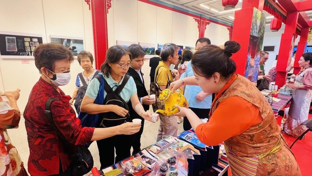 觀眾爭相體驗(yàn)酥油茶。曼谷中國文化中心供圖