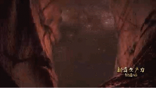 要甄別并發(fā)現(xiàn)暗物質(zhì)粒子，如同在一場(chǎng)人聲鼎沸的足球比賽現(xiàn)場(chǎng)聽(tīng)見(jiàn)一根鋼針跌落的聲音。