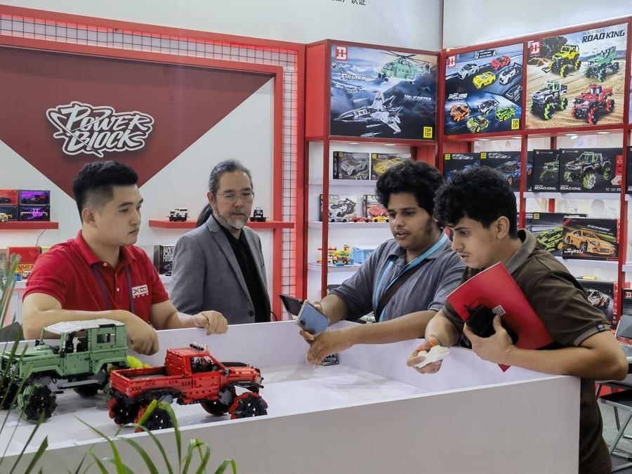 在第135屆廣交會(huì)第三期現(xiàn)場(chǎng)，采購(gòu)商在廣東信宇科技股份有限公司展位選購(gòu)、體驗(yàn)積木遙控車產(chǎn)品（5月2日攝）。新華社記者 洪澤華 攝