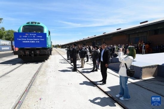 5月8日，在西班牙馬德里，嘉賓們參加中歐班列（義烏—馬德里）開行十周年紀念號班列發(fā)車儀式。新華社發(fā)（古斯塔沃·巴連特攝）