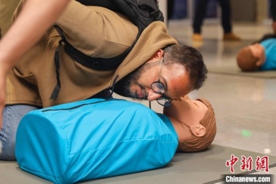 5月9日，留學(xué)生利用假人道具練習(xí)心肺復(fù)蘇技巧。張鷹 攝