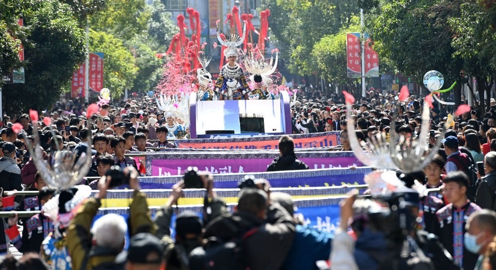在貴州雷山縣縣城，苗族群眾身著盛裝，載歌載舞參加苗年和鼓藏節(jié)的巡游活動（2023年11月16日攝）。新華社記者 楊楹 攝