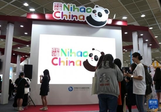 5月9日，在韓國首爾舉行的首爾國際旅游展上，參觀者在中國展區(qū)參加體驗項目。新華社記者 姚琪琳 攝