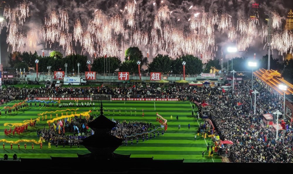 在貴州省榕江縣舉行的2024全國“村晚”示范展示活動暨貴州“村超村晚”活動中，音樂煙花秀精彩上演（2024年2月3日攝，無人機照片）。新華社記者 劉續(xù) 攝