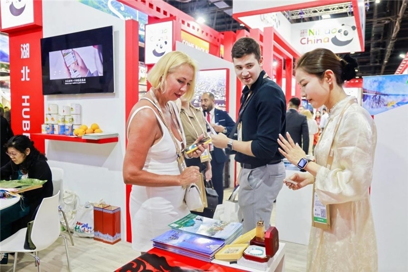 觀眾在參觀中國(guó)展臺(tái)。錢(qián)文康攝