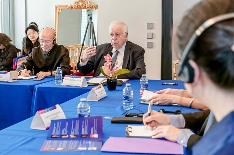 法蘭西科學院副院長、巴黎地理學會主席讓-羅伯特·馬里·皮特先生發(fā)言（圖片：中國傳媒大學