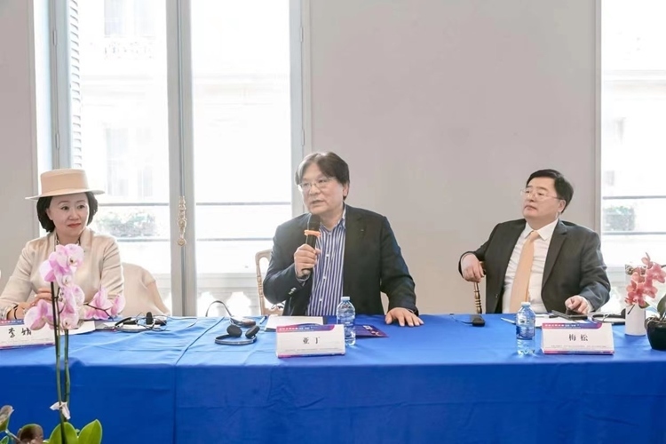 法中交流促進會會長、作家、翻譯家、法國最高榮譽騎士勛章獲得者亞丁發(fā)言（圖片：中國傳媒大學