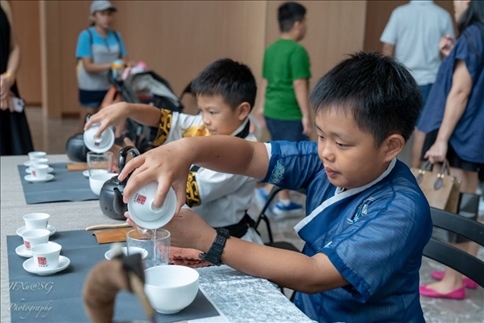 新加坡孩子們在活動(dòng)現(xiàn)場體驗(yàn)學(xué)習(xí)茶藝。新加坡中國文化中心供圖
