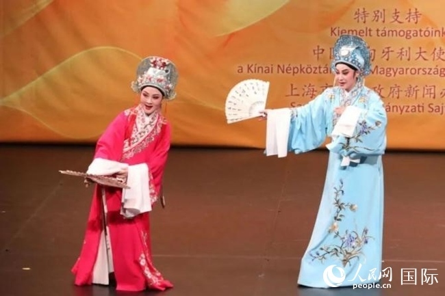 “玉蘭花開·魅力上?！弊哌M(jìn)布達(dá)佩斯。葉辰亮攝