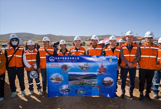 奧魯羅公路項目開工儀式現(xiàn)場，中國中鐵員工代表合影。中國中鐵供圖