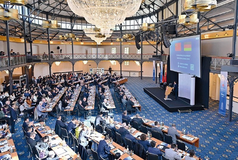 2024“投資中國”系列活動德國專場4月5日在巴登—符滕堡州首府斯圖加特市舉行，活動吸引德國工商界代表超300人參加。圖為當(dāng)日拍攝的活動現(xiàn)場。 新華社記者 任鵬飛/攝