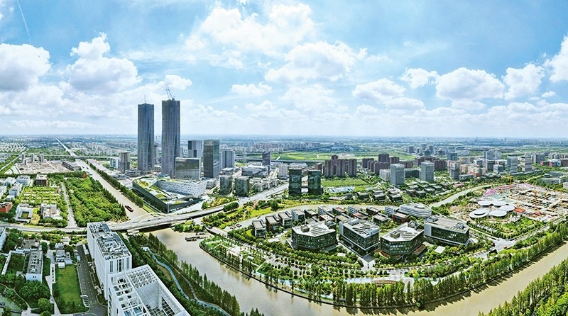 建立全國第一個國際貿(mào)易“單一窗口”，開設(shè)全國第一批自由貿(mào)易賬戶，設(shè)立全國第一家外商獨資醫(yī)院、第一家外商獨資公募基金公司、第一家外商獨資汽車制造企業(yè)……中國（上海）自由貿(mào)易試驗區(qū)掛牌以來，誕生了若干個“全國第一”，在制造業(yè)、金融業(yè)等數(shù)十個開放領(lǐng)域，實現(xiàn)一批全國首創(chuàng)項目落地。圖為上海自貿(mào)區(qū)張江片區(qū)（2023年9月10日攝，無人機照片）。 新華社記者 方喆/攝