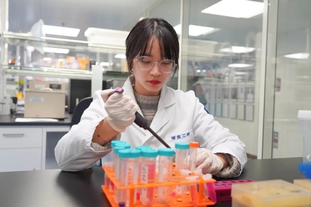 倪楚君在實驗中。浙江大學供圖